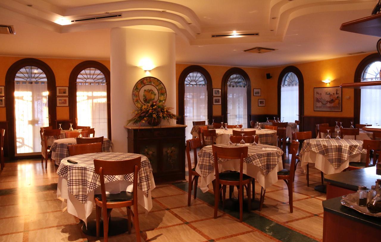Hotel Ristorante Regina Mozzanica Exterior photo