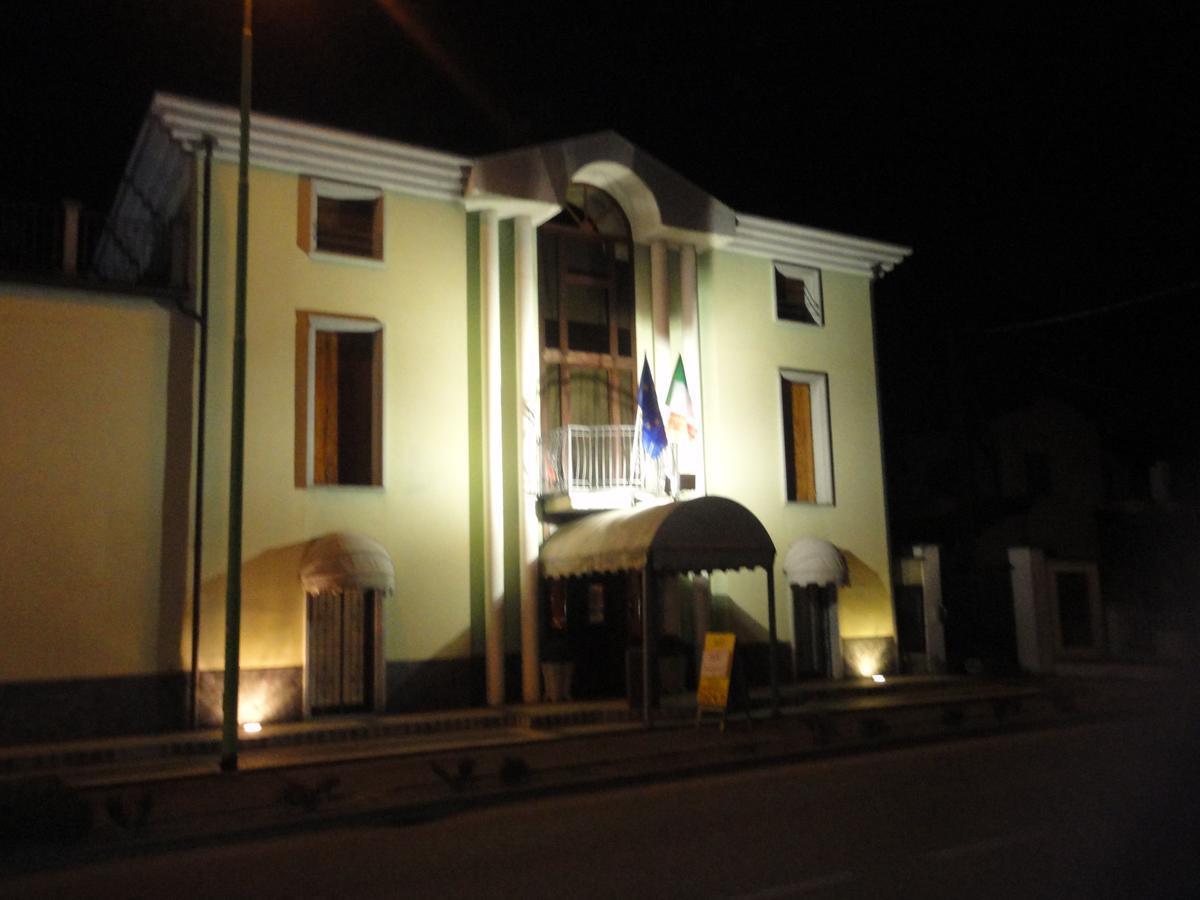 Hotel Ristorante Regina Mozzanica Exterior photo