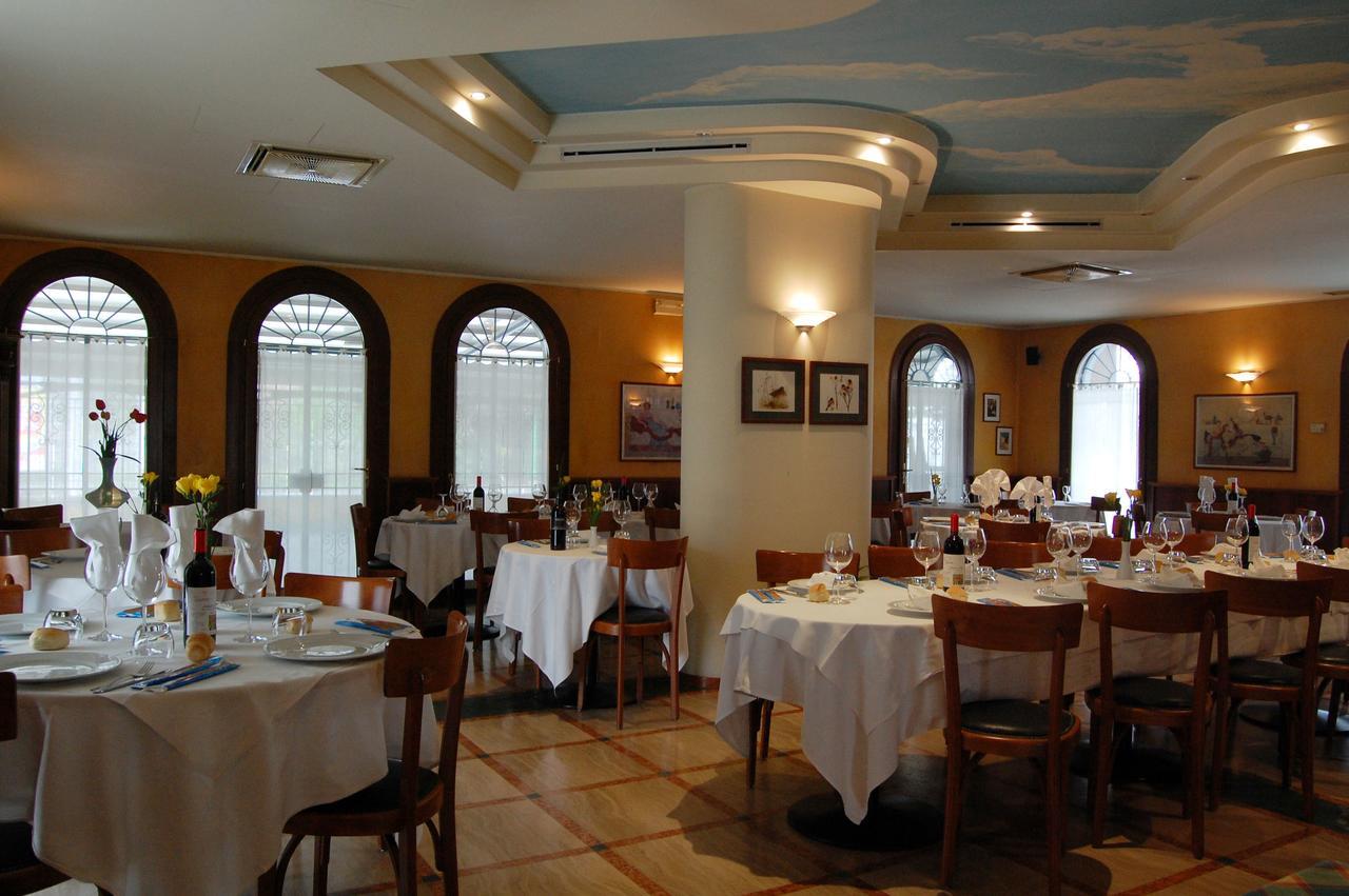 Hotel Ristorante Regina Mozzanica Exterior photo